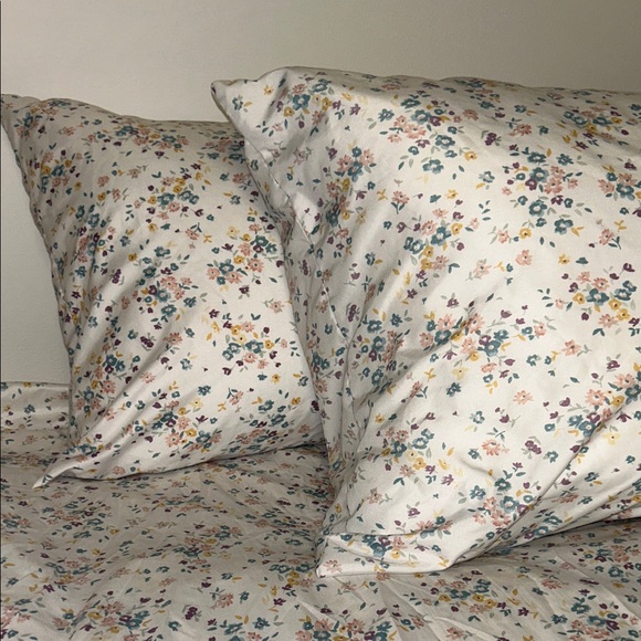 Floral Patterned Bedding Set - Picture 3 of 3